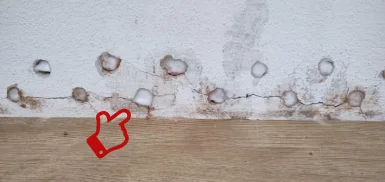 Vyplnené diery na stene domu po injektáži muriva